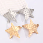 Star-shaped wrinkled drop earrings in silver and gold, dangling style