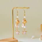 Boucles d'oreilles pendantes bohème à pompons — Étoile de mer et coquillage