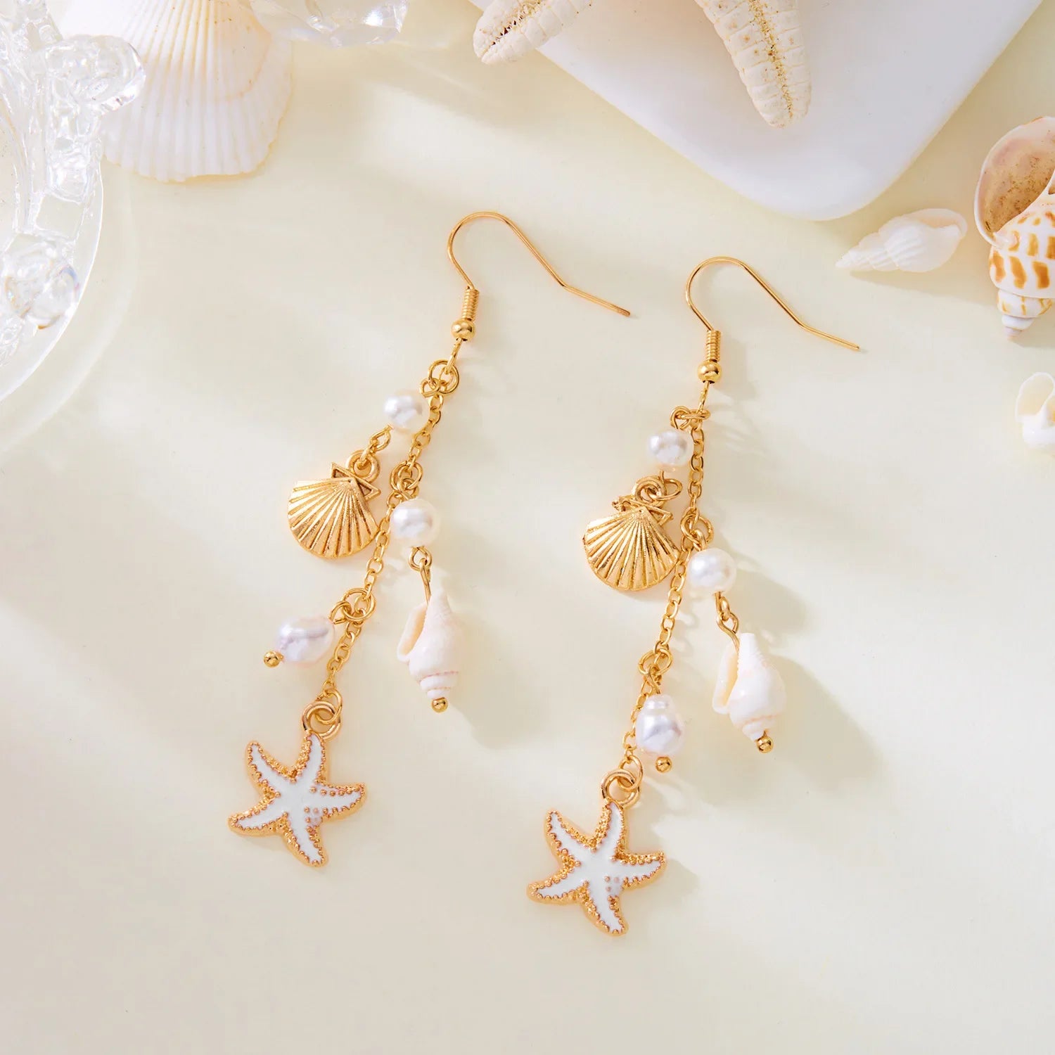 Boucles d'oreilles pendantes bohème à pompons — Étoile de mer et coquillage
