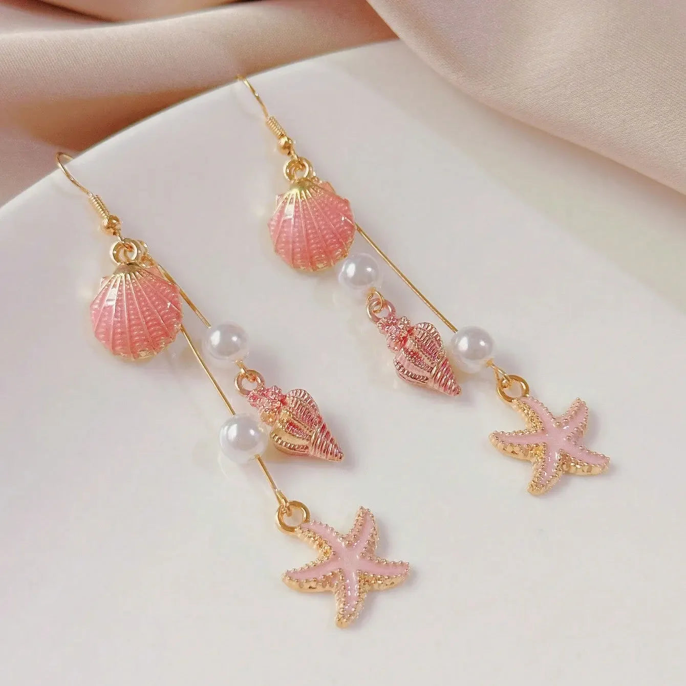 Boucles d'oreilles pendantes bohème à pompons — Étoile de mer et coquillage