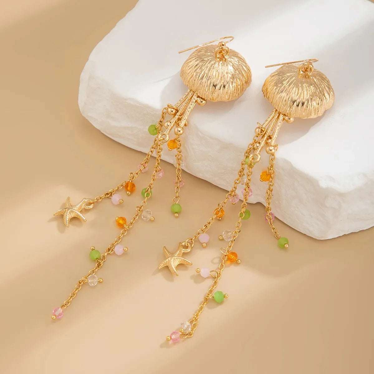 Boucles d'oreilles pendantes bohème à pompons — Étoile de mer et coquillage