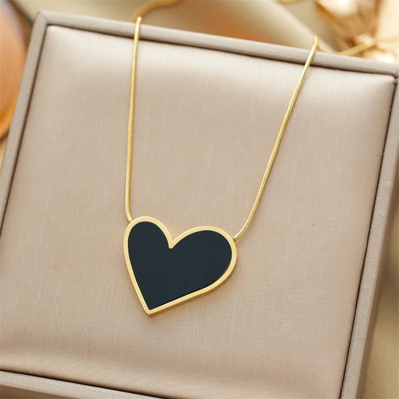 Gold-plated necklace with a dark heart shell pendant