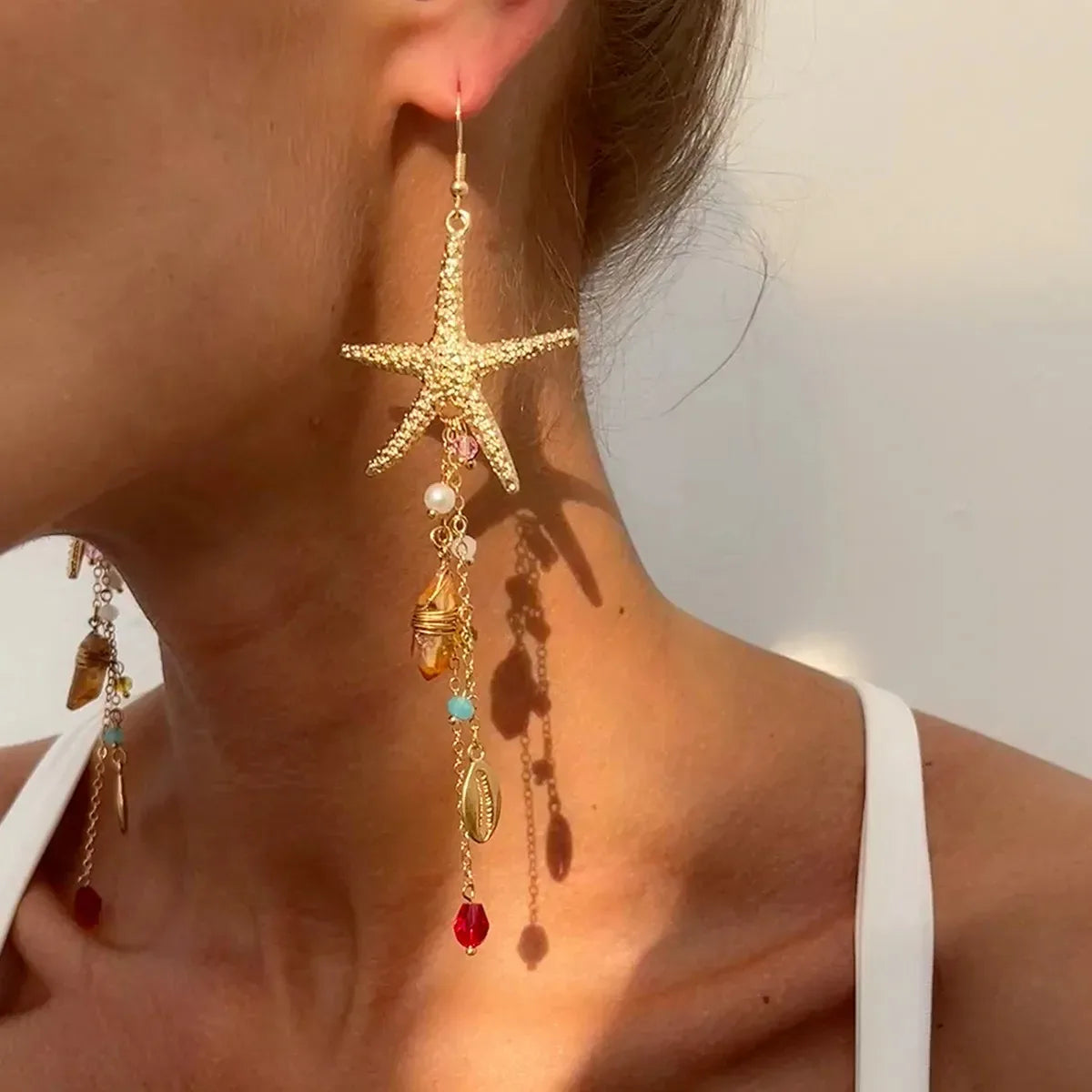 Boucles d'oreilles pendantes bohème à pompons — Étoile de mer et coquillage