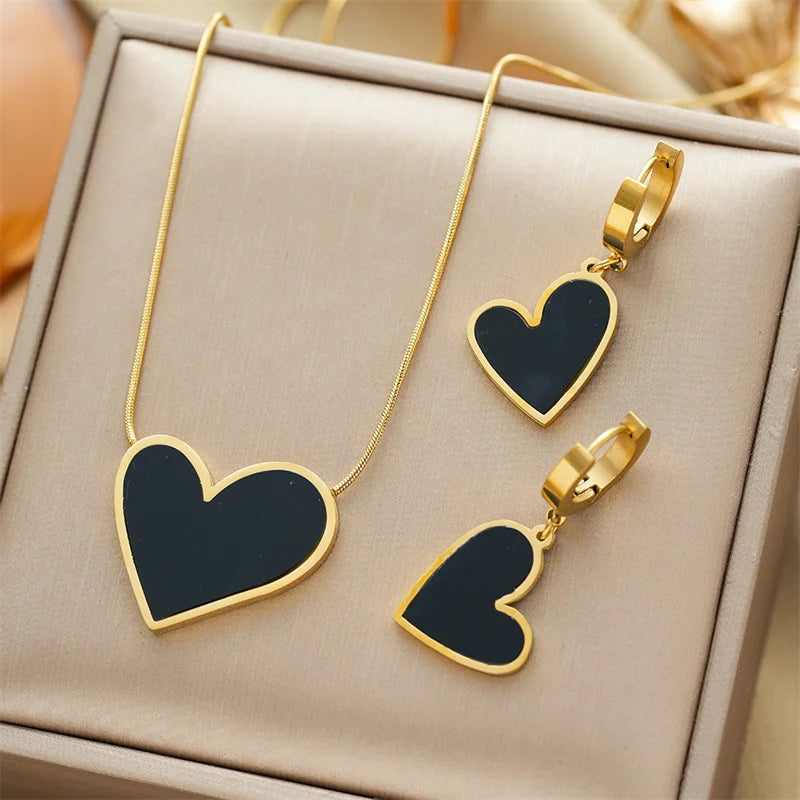 Gold-plated necklace and earrings set with dark heart shell charms