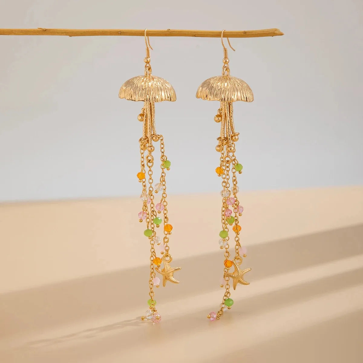 Boucles d'oreilles pendantes bohème à pompons — Étoile de mer et coquillage