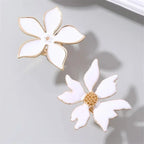 White flower adjustable ring with enamel petals, gold-tone outline, beaded center