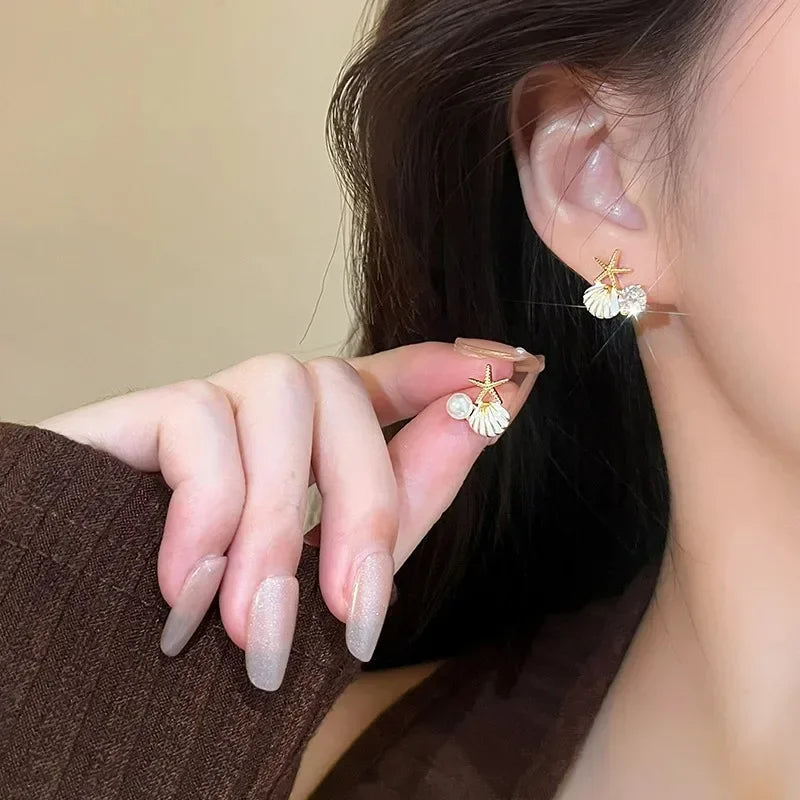 Boucles d'oreilles pendantes bohème à pompons — Étoile de mer et coquillage