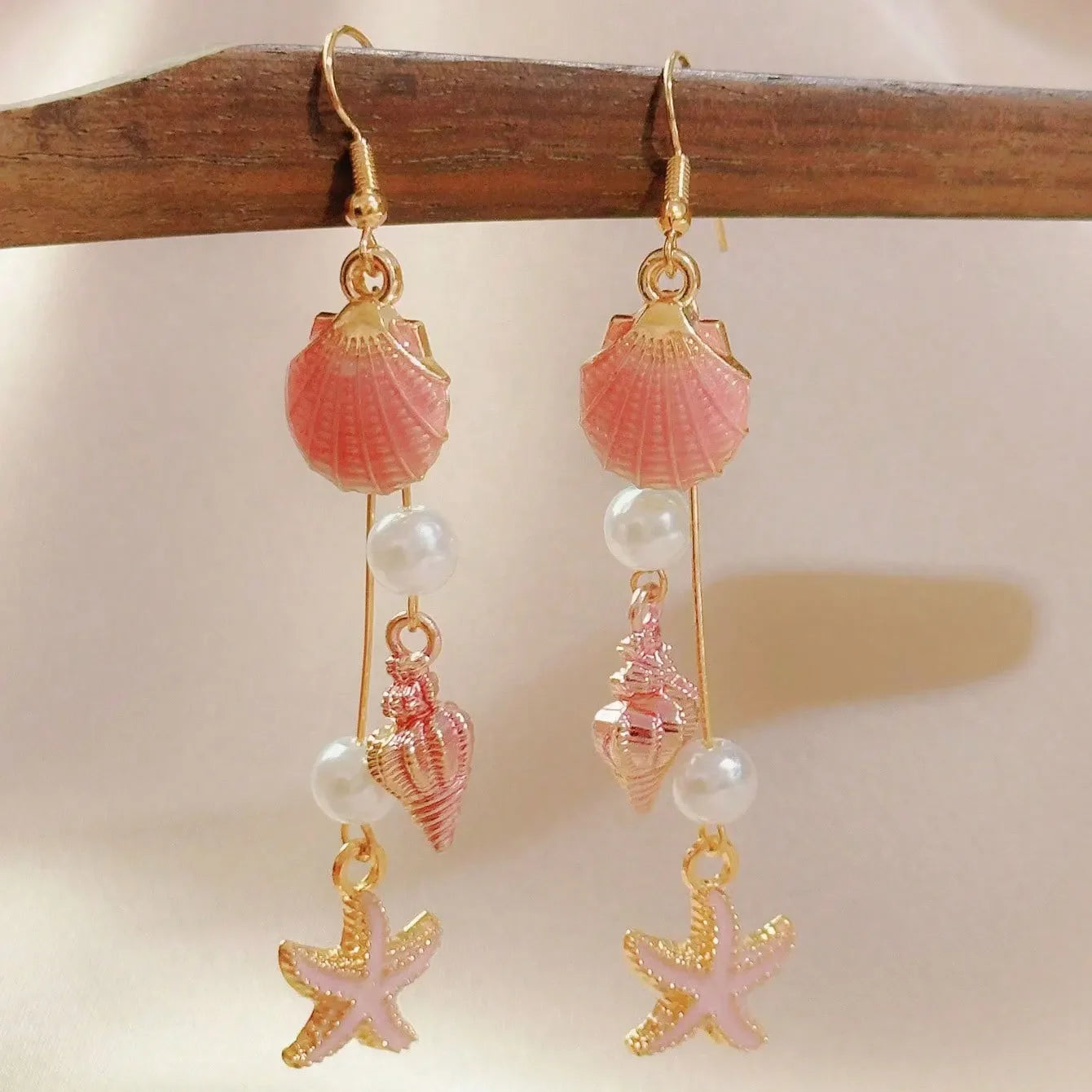 Boucles d'oreilles pendantes bohème à pompons — Étoile de mer et coquillage