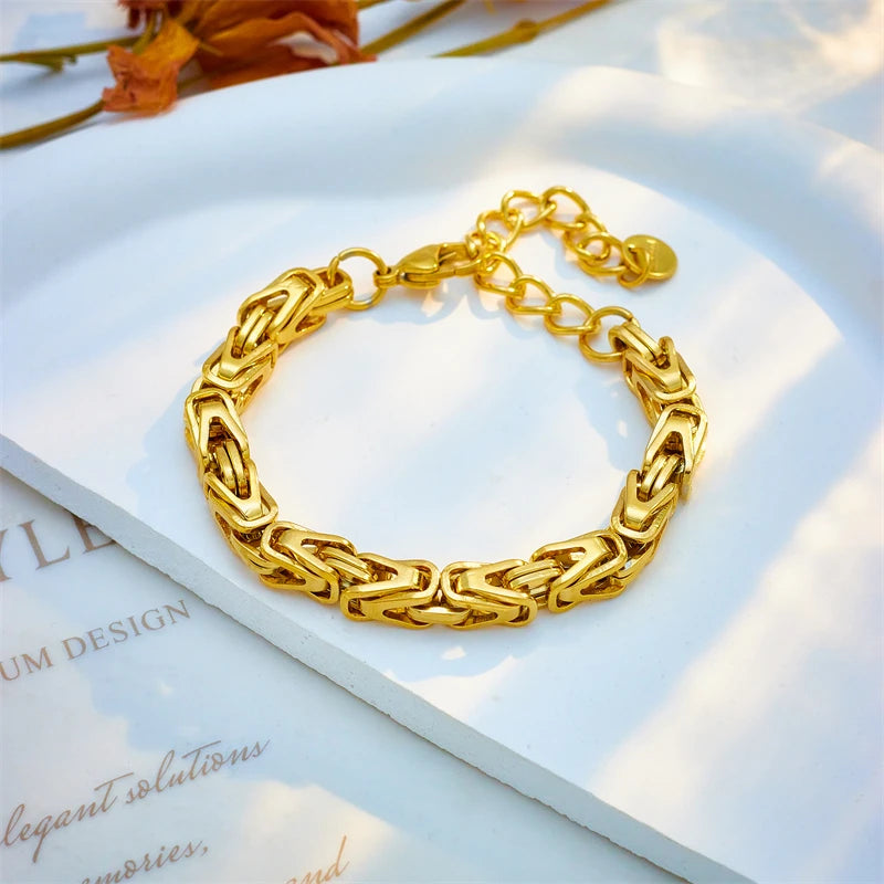 Gold-tone thick chain bangle bracelet with bar and oval link pattern