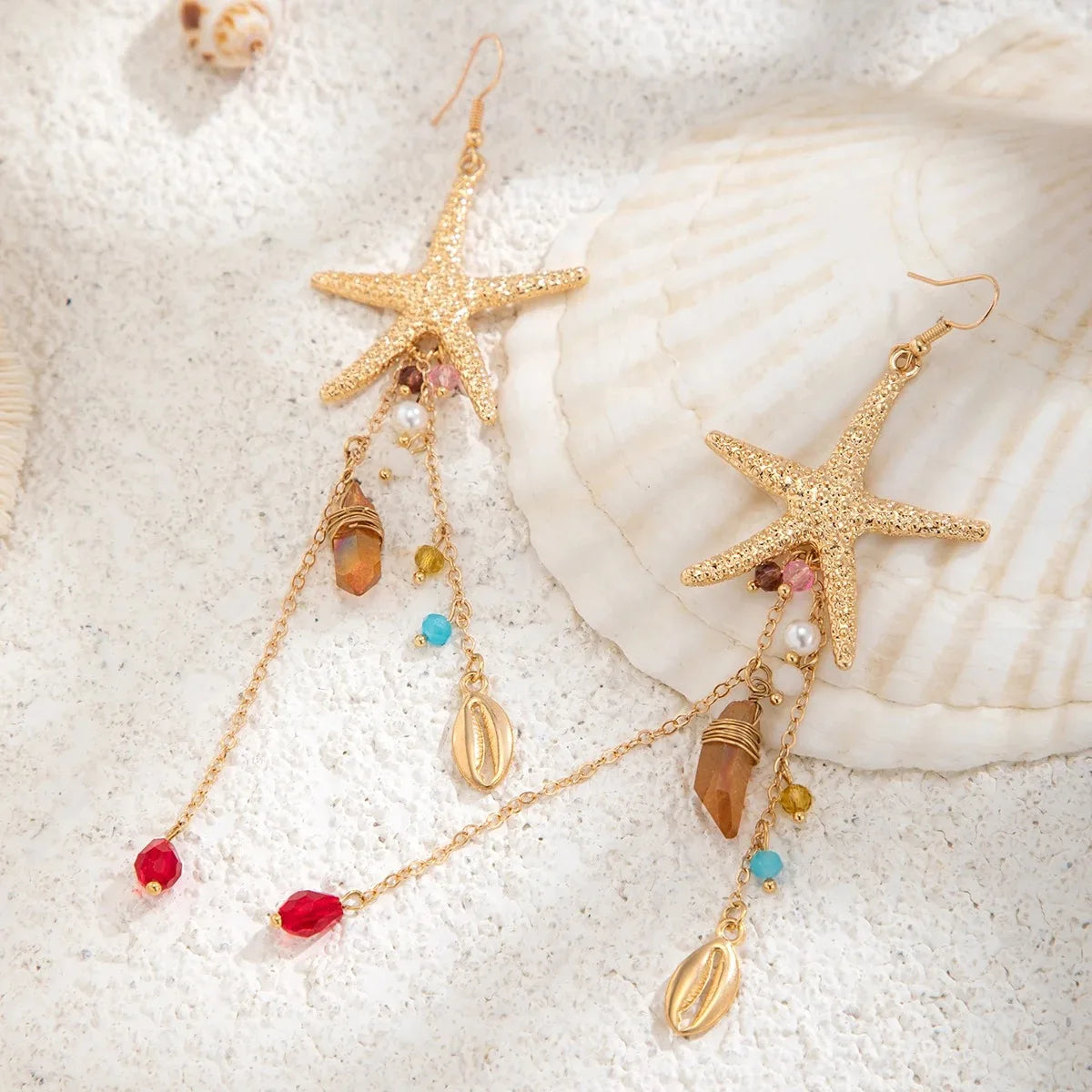 Boucles d'oreilles pendantes bohème à pompons — Étoile de mer et coquillage